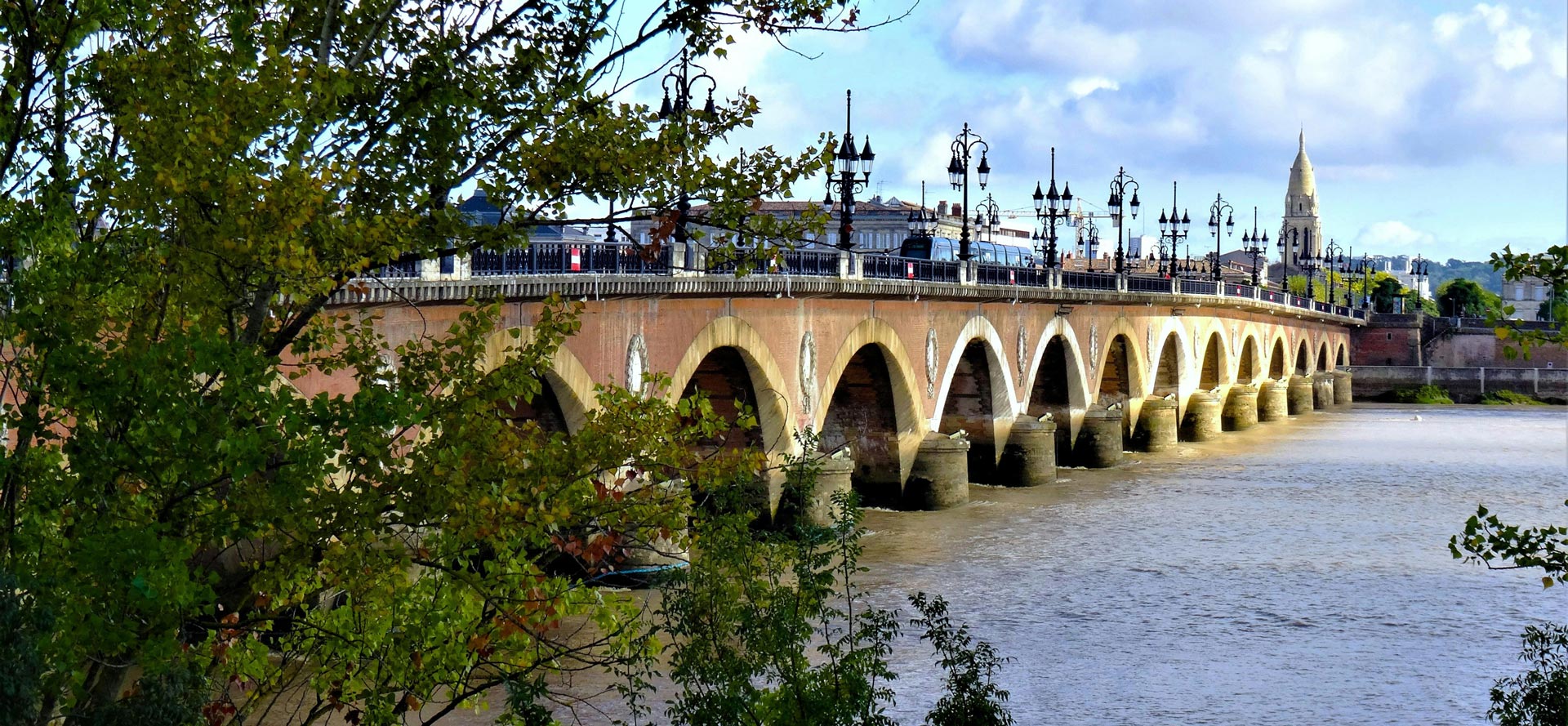 pont-de-pierre-bordeaux